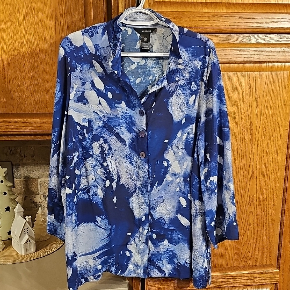 Ali Miles Abstract Blue White Top. Airy And Beautiful. Wire Stand Collar. 1X.